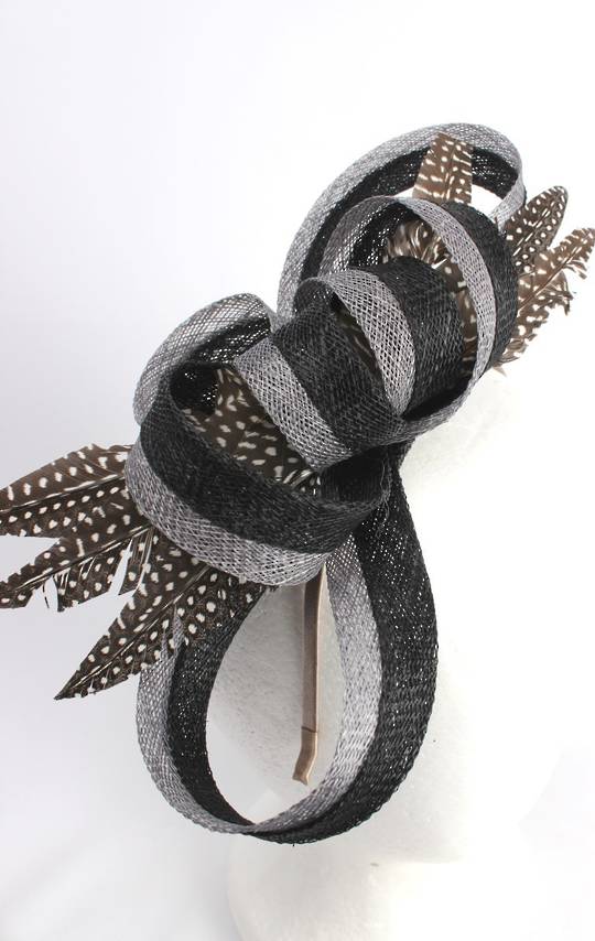 Stunning fascinator w looped ivory and blk sinamay petals and speckled feather flower   Style : HS/3014
